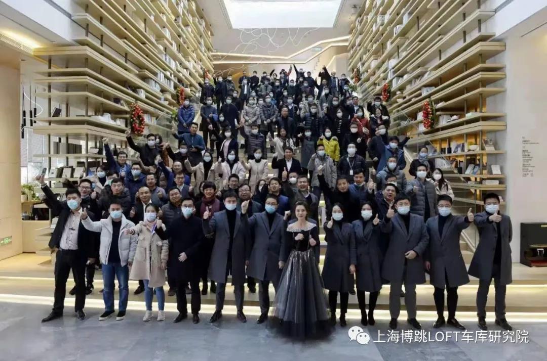 德宏全国一百多人在华侨城汉口道6号参观研讨LOFT专利车库技术！